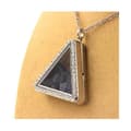 Miniatyrbild 1 av 3: Stenar och mineraler. Rå Kyanite halsband. Triangelmodell.