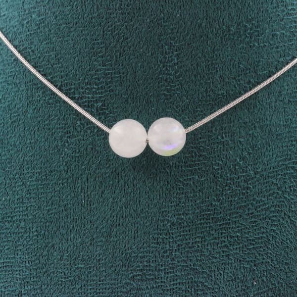 Halsband - En Bijoux - Månsten - 2 pärlor 8 mm - Rostfritt stål - Justerbar storlek