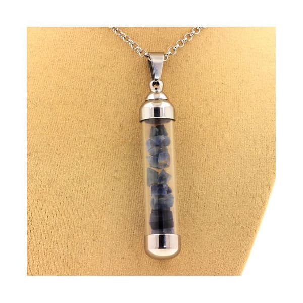 Stenar och mineraler. Rå Kyanite halsband. Rektangelmodell.