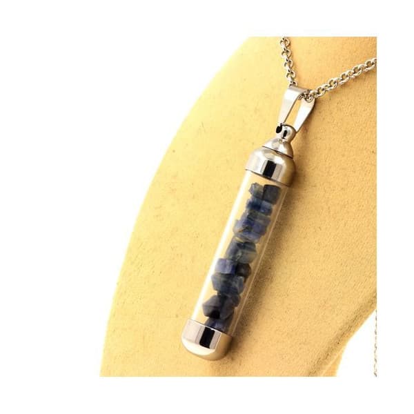 Stenar och mineraler. Rå Kyanite halsband. Rektangelmodell.