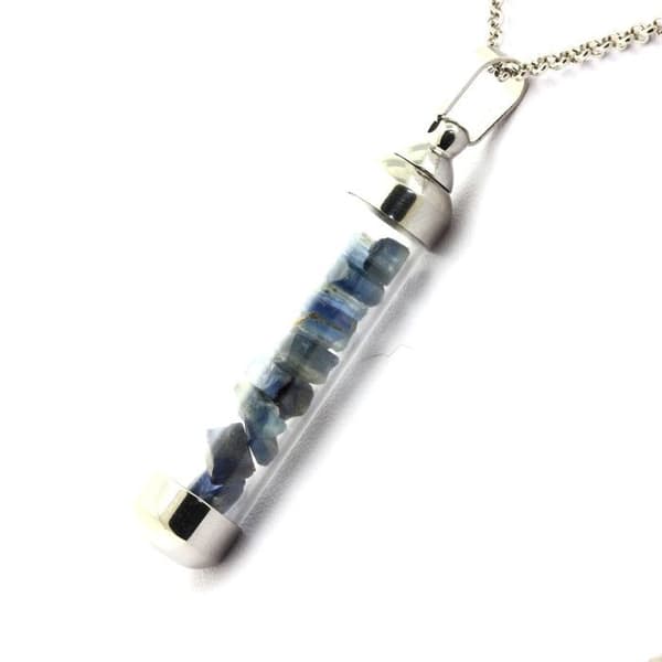 Stenar och mineraler. Rå Kyanite halsband. Rektangelmodell.