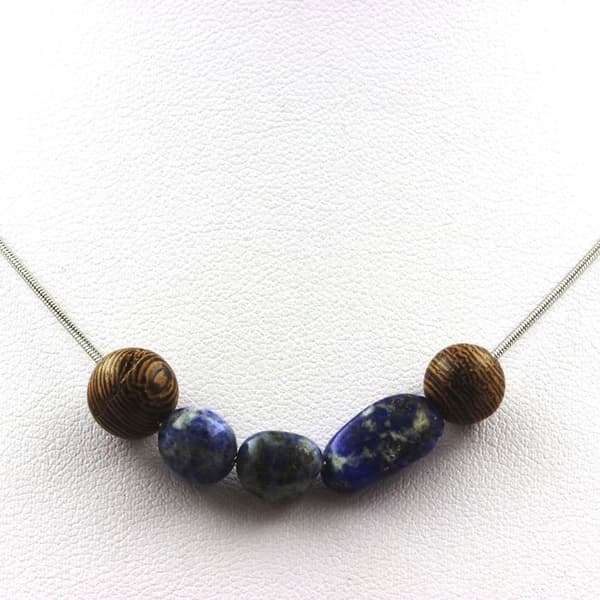 Collier - Ett smycke - Lapis lazuli - 8 mm träpärlor - Rostfritt stål kedja - Valbar längd