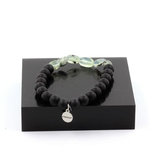 Stenar och mineraler. Prehnite armband från Kanada + 8 mm mattsvarta Onyx pärlor. Tillverkad i Frankrike.