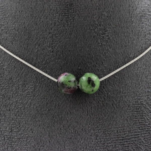 Stenar och mineraler. Halsband med 2 Epidote pärlor från Australien 8 mm. Rostfri kedja Halsband för kvinnor, män. Personlig storlek