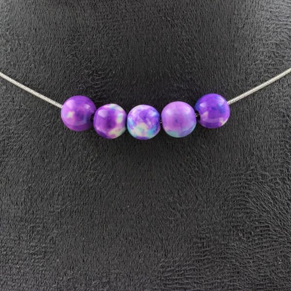 Collier - Ett smycke - Lila blå jaspis 8 mm - Rostfritt stål - Längd 45 cm - Unisex