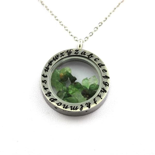 Stenar och mineraler. Rå Tsavorite Granat Halsband. Alfabetmönster.