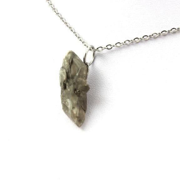 Collier i rå gips - ABIJOUX - Marcieu - 15.94 ct - Rostfritt stål - Blandat