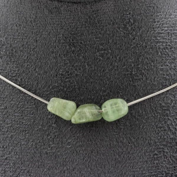 Stenar och mineraler. Halsband med 3 gröna apatitpärlor från Madagaskar. Stålkedja Halsband för kvinnor, män. Anpassningsbar storlek.