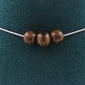 Miniatyrbild 1 av 4: Halsband - A Bijoux - 3 pärlor i trä 8 mm - Kedja i rostfritt stål - Anpassningsbar storlek - Unisex