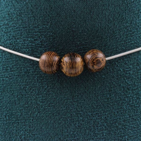 Halsband - A Bijoux - 3 pärlor i trä 8 mm - Kedja i rostfritt stål - Anpassningsbar storlek - Unisex