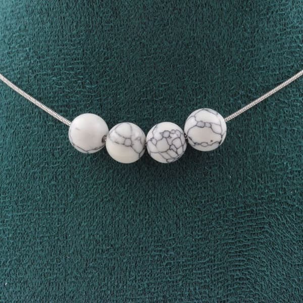 Halsband - ABIJOUX - Howlite 8 mm - 4 pärlor - Rostfritt stål - Justerbar längd