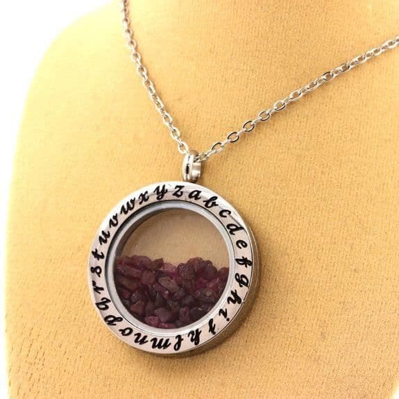 Collier - ABIJOUX - Modell Alphabet - Rå rubin - Rostfritt stål - Flytande glas