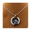 Miniatyrbild 3 av 3: Collier - ABIJOUX - Benitoit rå - Medaljong 20 mm - Rostfritt stål - Silverfärgad