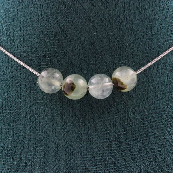 Collier - A Bijoux - Prehnit från Afrika 8mm - Kedja i rostfritt stål - Längd 45cm