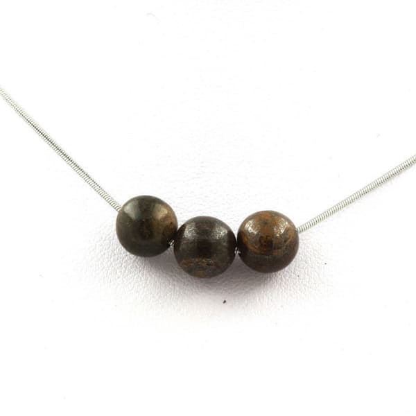 Stenar och mineraler. Halsband med 3 bronzitpärlor 8 mm Rostfri kedja.