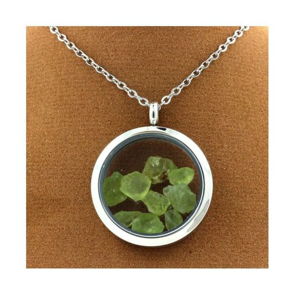 Stenar och mineraler. Rå Peridot halsband. Medaljong modell 30 mm. Silverfärg.