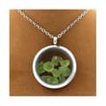 Miniatyrbild 3 av 3: Stenar och mineraler. Rå Peridot halsband. Medaljong modell 30 mm. Silverfärg.