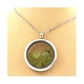 Miniatyrbild 1 av 3: Stenar och mineraler. Rå Peridot halsband. Medaljong modell 30 mm. Silverfärg.