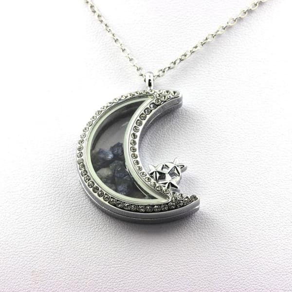 Stenar och mineraler. Rå Benitoite halsband. Månemodell.