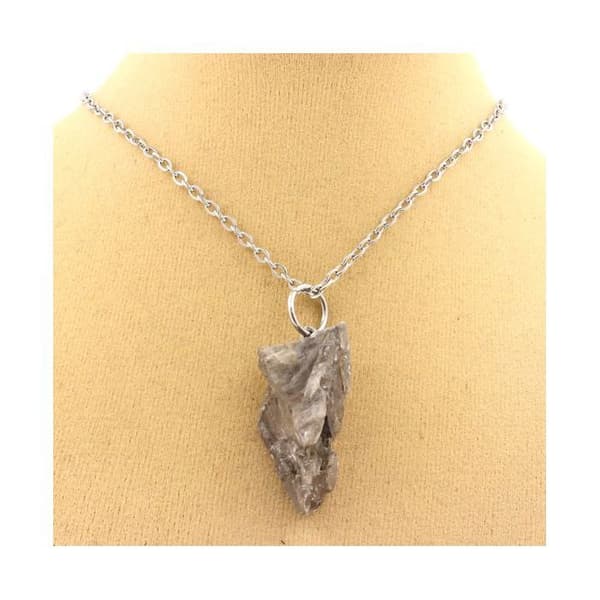 Stenar och mineraler. Halsband av rågips. 17,10 ct. Marcieu, Isère, Frankrike.