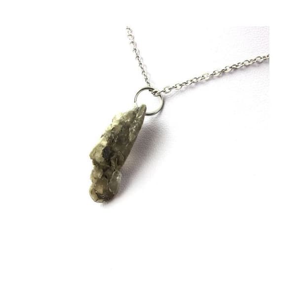 Stenar och mineraler. Halsband av rågips. 17,10 ct. Marcieu, Isère, Frankrike.