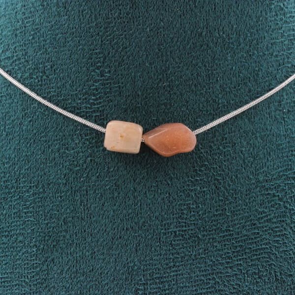 Stenar och mineraler. 2 pärlhalsband i solsten från Tanzania. Stålkedja Halsband för kvinnor, män. Anpassningsbar storlek.