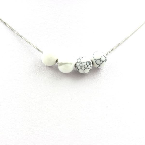 Halsband - ABIJOUX - Howlite - 4 pärlor 8 mm - Rostfritt stål - Anpassningsbar längd