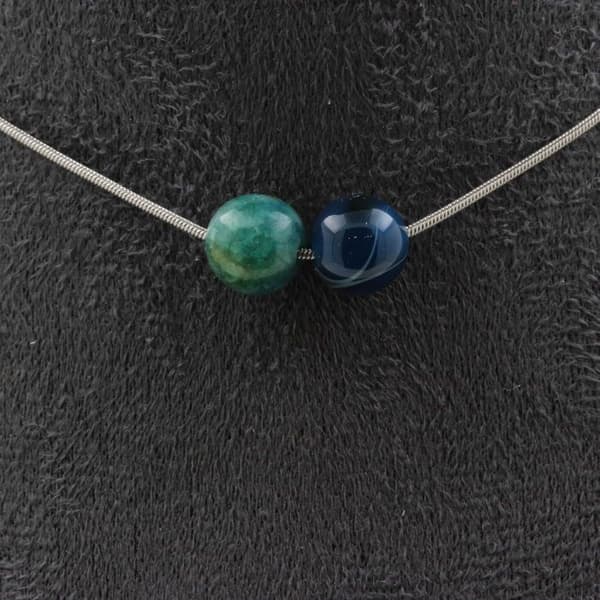 Stenar och mineraler. Halsband med 2 Apatitpärlor 8 mm. Rostfri kedja Halsband för kvinnor, män. Anpassningsbar storlek.