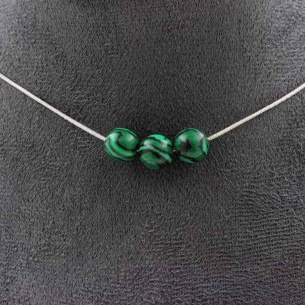 Halsband i Malakit - Ett Smycke - 3 pärlor 8mm - Kedja i rostfritt stål - Anpassningsbar storlek