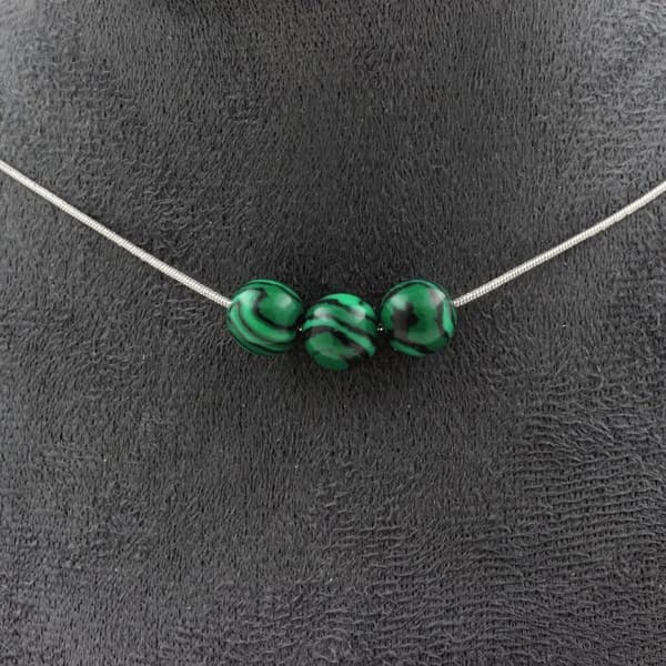 Halsband i Malakit - Ett Smycke - 3 pärlor 8mm - Kedja i rostfritt stål - Anpassningsbar storlek