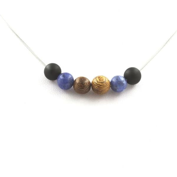 Stenar och mineraler. Sodalit pärlhalsband + mattsvart Onyx + trä 8 mm Rostfri kedja.