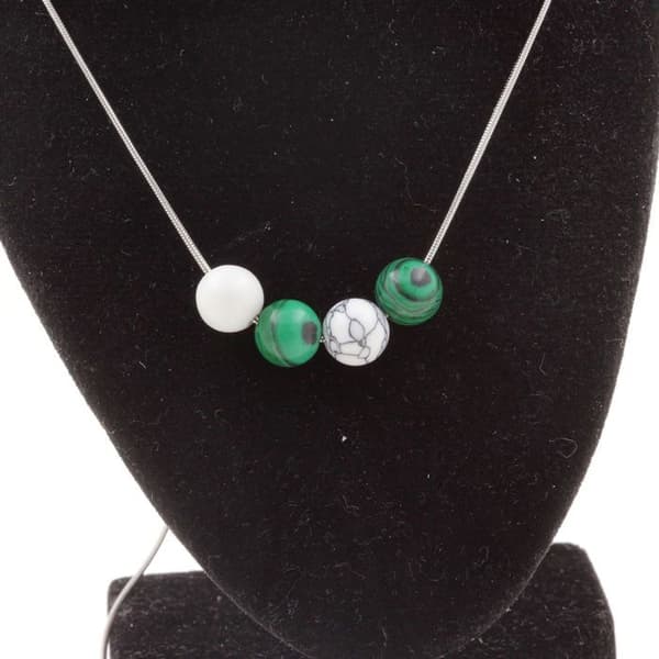 Halsband - ABIJOUX - 4 Howlitepärlor + Malakit - Rostfritt stål - Anpassningsbar längd - Unisex
