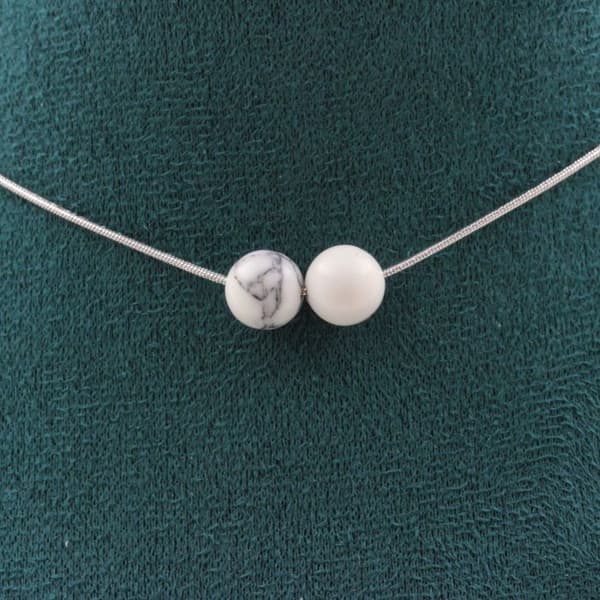Stenar och mineraler. Halsband med 2 Howlitpärlor 8 mm. Rostfri kedja Halsband för kvinnor, män. Anpassningsbar storlek.