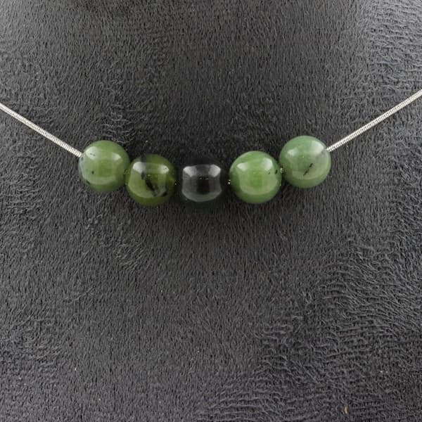 Jadehalsband - A Bijoux - 5 pärlor 8 mm - Kedja i rostfritt stål - Längd 45 cm