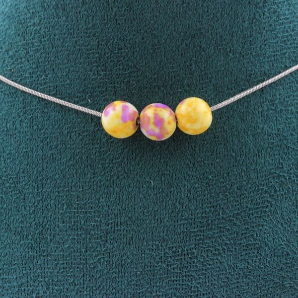 Halsband - Ett Smycke - Gul och Lila Jaspis - 3 pärlor om 8mm - Kedja i Rostfritt Stål - 45cm