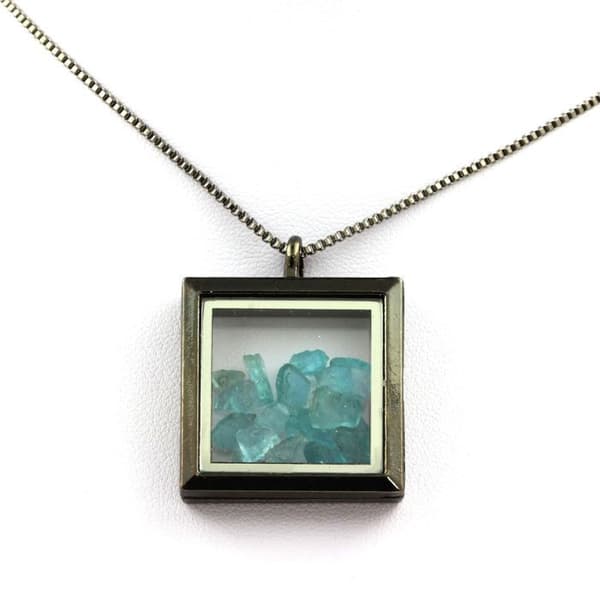 Stenar och mineraler. Raw Paraiba Apatit Halsband. Fyrkantig modell. Svart färg.