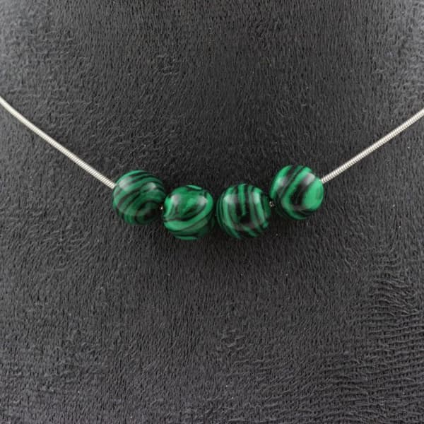 Halsband - Ett Bijoux - Malakit - 4 pärlor 8 mm - Kedja i rostfritt stål - Justerbar storlek
