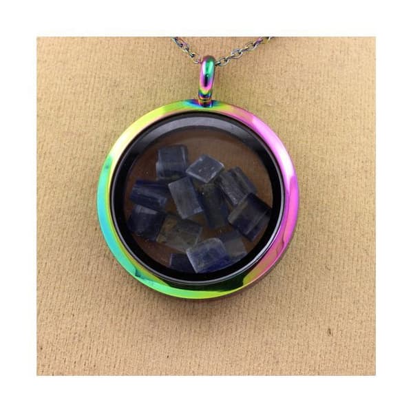 Stenar och mineraler. Rå Kyanite halsband. Flerfärgad modell.
