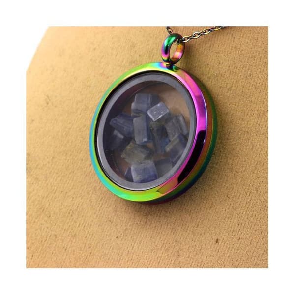 Stenar och mineraler. Rå Kyanite halsband. Flerfärgad modell.