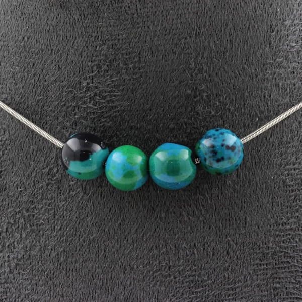 Halsband - Ett Smycke - Färgad Chrysokol 8mm - Rostfritt Stål - 45cm - Unisex