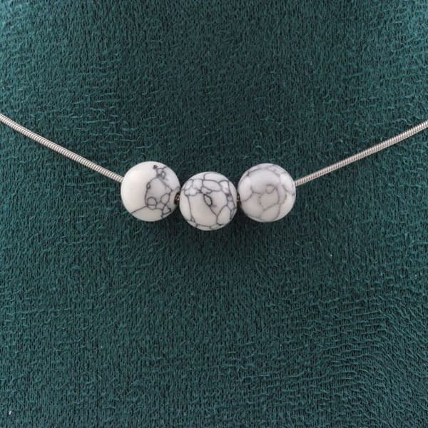 Collier - ABIJOUX - Howlite 8 mm - Rostfritt stål - Anpassningsbar längd - Unisex