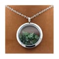 Miniatyrbild 3 av 3: Collier - ABIJOUX - Rå Tsavorite Granat - Medaillon 20 mm - Rostfritt stål - Silverfärgad