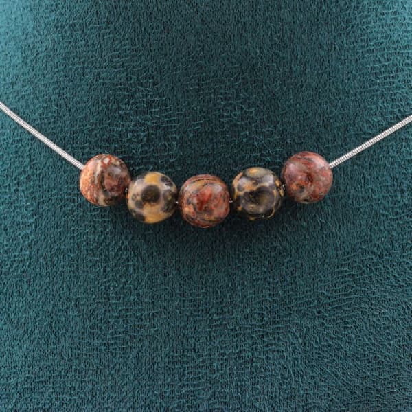 Halsband - ABIJOUX - Leopardjaspis - 5 pärlor 8 mm - Rostfritt stål - Anpassningsbar storlek