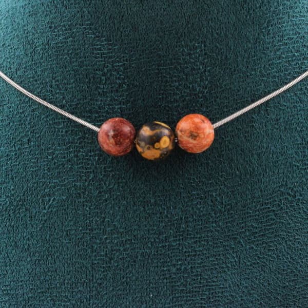Halsband - ABIJOUX - Leopardjaspis - 3 pärlor 8 mm - Rostfritt stål - Anpassningsbar storlek