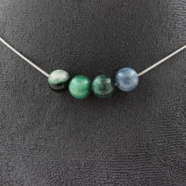 Halsband - Ett smycke - Grön mica från Tanzania - 4 pärlor 8 mm - Rostfritt stål - 45 cm