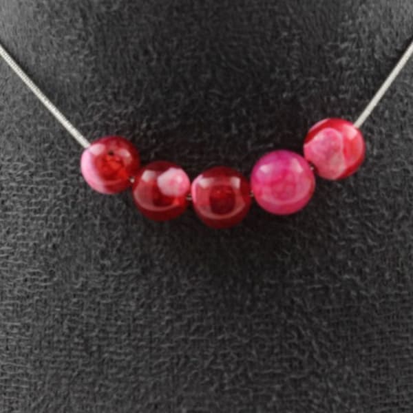 Stenar och mineraler. Halsband med 5 röda spruckna agatpärlor 8 mm.Rostfri kedja.