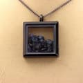 Miniatyrbild 2 av 2: Collier - ABIJOUX - Kvadratisk modell - Rostfritt stål - Rå safir - Svart