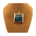 Miniatyrbild 2 av 3: Halsband - ABIJOUX - Fyrkantig modell - Rå neonblå apatite - Rostfritt stål - Flytande glas