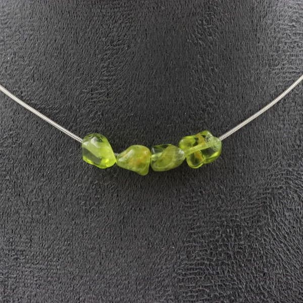 Stenar och mineraler. Halsband 4 Peridot pärlor från Myanmar (Burma) Stålkedja Halsband för kvinnor och män. Anpassningsbar storlek.