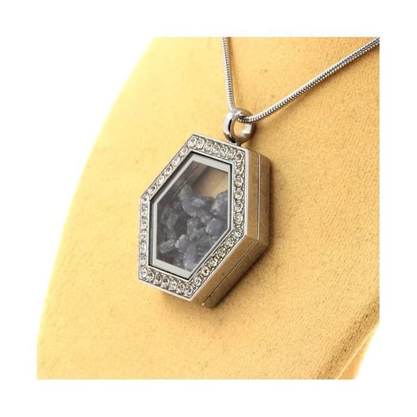 Stenar och mineraler. Rå safir halsband. Hexagon modell.